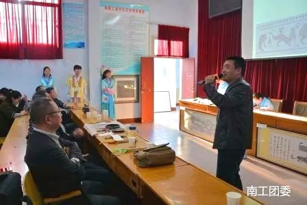 南陽趙長根在南陽工業(yè)學校講漢畫